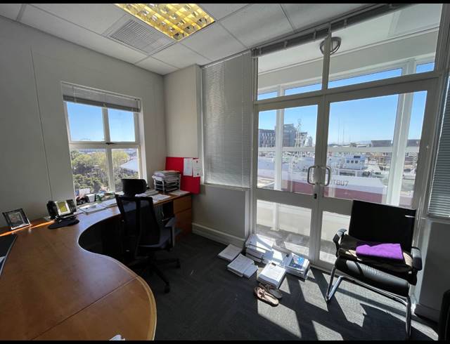 315M² OFFICE TO LET IN WATERFRONT